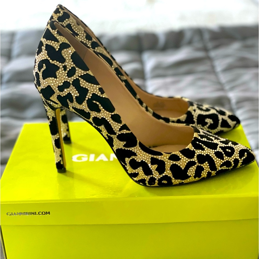 Gianni Bini gorgeous pair of rhinestone black & gold pumps!  Size 9.5 M